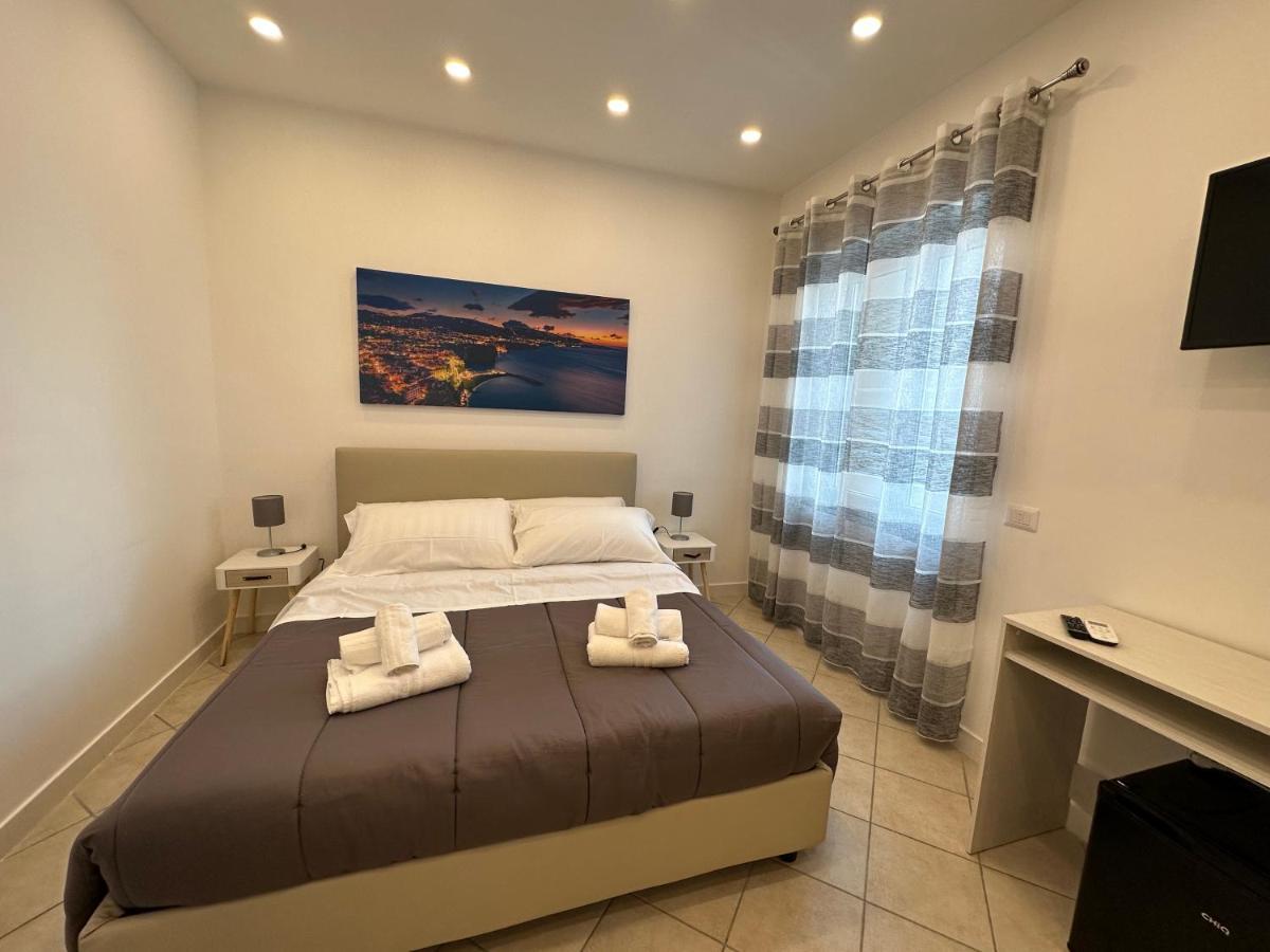 B&B Off Rooms And Relax Neapel Exteriör bild